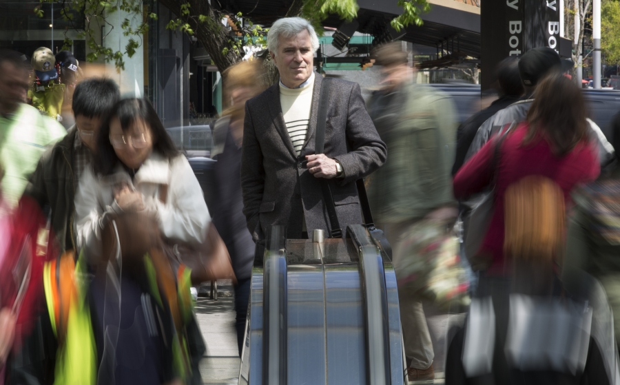 portrait of Christopher Leinberger ’72’ walking in a city